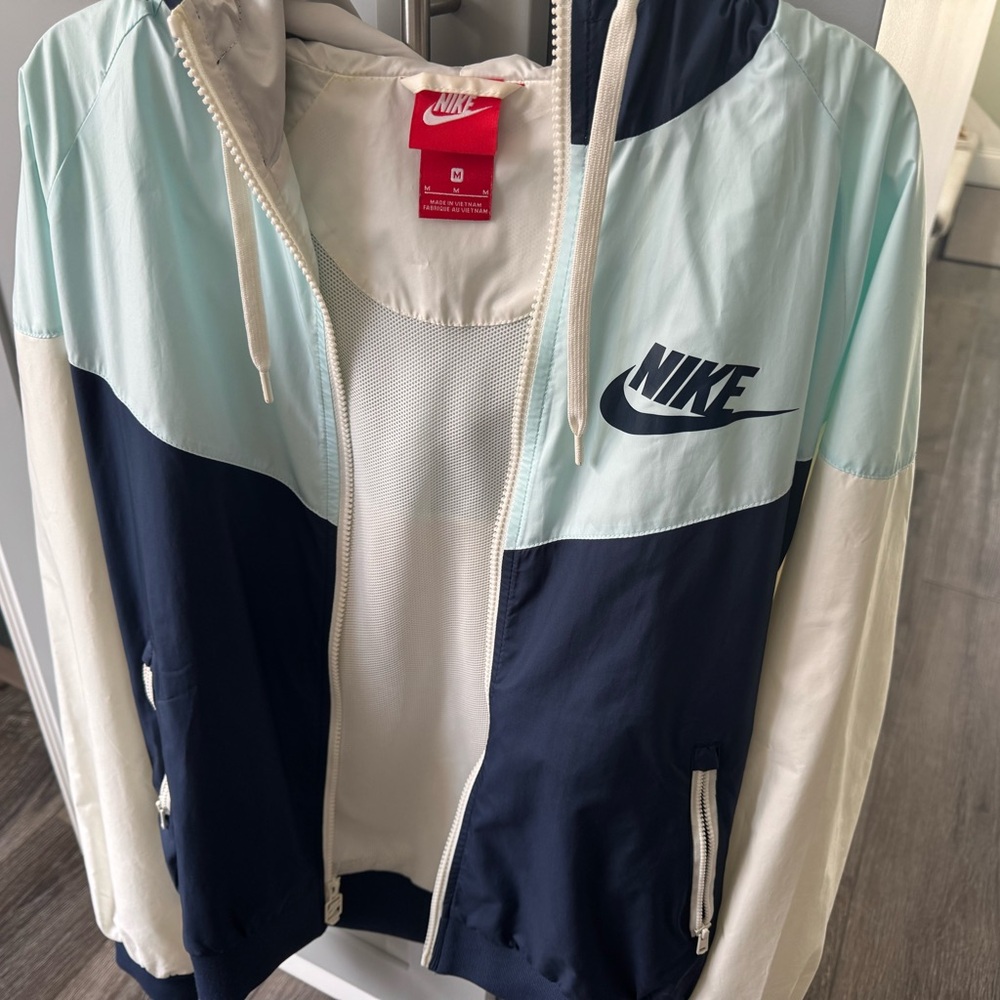 Nike Women's Size Medium Blue and White Windbreaker